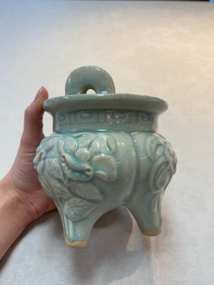 A Chinese qingbai tripod censer with floral relief design, Song/Yuan — photo 4