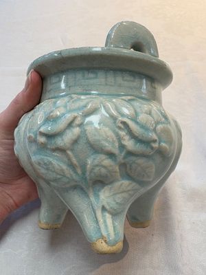 A Chinese qingbai tripod censer with floral relief design, Song/Yuan — photo 7
