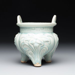 A Chinese qingbai tripod censer with floral relief design, Song/Yuan — photo 1