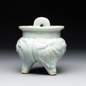 A Chinese qingbai tripod censer with floral relief design, Song/Yuan — photo 2