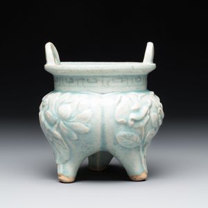 A Chinese qingbai tripod censer with floral relief design, Song/Yuan — photo 3