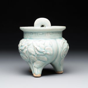 A Chinese qingbai tripod censer with floral relief design, Song/Yuan — photo 4