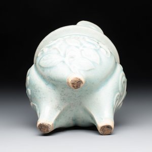A Chinese qingbai tripod censer with floral relief design, Song/Yuan — photo 6