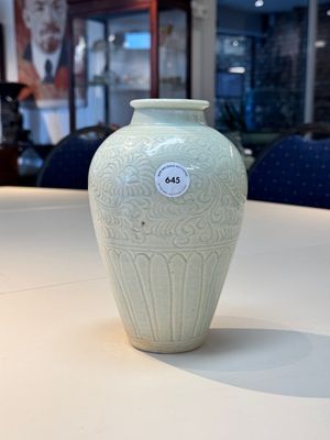 A Chinese qingbai vase with floral design, Song/Yuan — photo 1