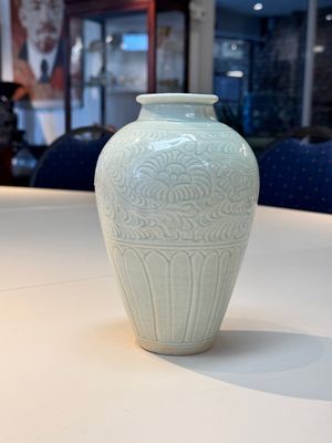 A Chinese qingbai vase with floral design, Song/Yuan — photo 2