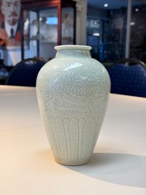 A Chinese qingbai vase with floral design, Song/Yuan — photo 3