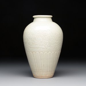 A Chinese qingbai vase with floral design, Song/Yuan — photo 1