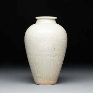 A Chinese qingbai vase with floral design, Song/Yuan — photo 2