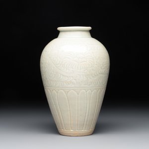 A Chinese qingbai vase with floral design, Song/Yuan — photo 3