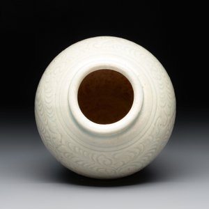 A Chinese qingbai vase with floral design, Song/Yuan — photo 4