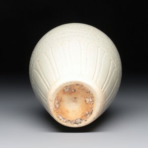 A Chinese qingbai vase with floral design, Song/Yuan — photo 5