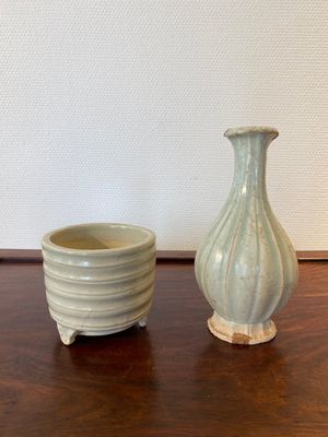 A Chinese qingbai wall pocket vase and a three-legged incense burner, Song — 照片 1