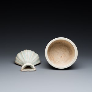 A Chinese qingbai wall pocket vase and a three-legged incense burner, Song — 照片 6