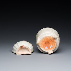 A Chinese qingbai wall pocket vase and a three-legged incense burner, Song — 照片 7