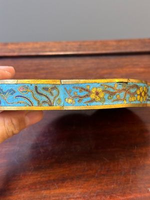 A Chinese quadrifoil cloisonné dish with floral design on wooden stand, Yongzheng — 照片 5