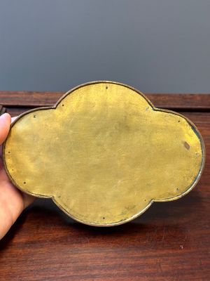 A Chinese quadrifoil cloisonné dish with floral design on wooden stand, Yongzheng — 照片 6