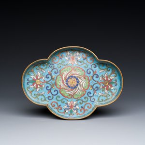 A Chinese quadrifoil cloisonné dish with floral design on wooden stand, Yongzheng — 照片 2