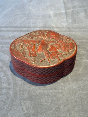 A Chinese quadrifoil red cinnabar lacquer box and cover with figural design, 19/20th C. — 照片 1