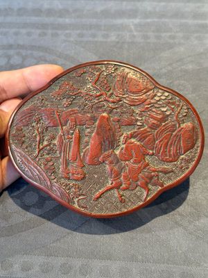A Chinese quadrifoil red cinnabar lacquer box and cover with figural design, 19/20th C. — 照片 2