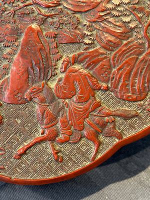 A Chinese quadrifoil red cinnabar lacquer box and cover with figural design, 19/20th C. — 照片 3