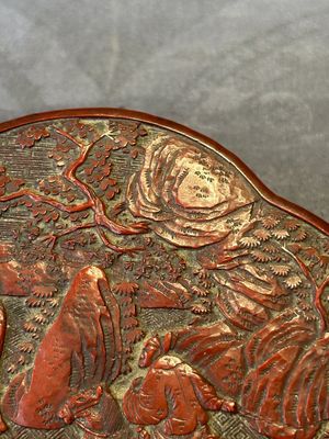 A Chinese quadrifoil red cinnabar lacquer box and cover with figural design, 19/20th C. — 照片 5