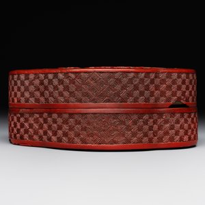 A Chinese quadrifoil red cinnabar lacquer box and cover with figural design, 19/20th C. — 照片 2