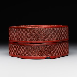 A Chinese quadrifoil red cinnabar lacquer box and cover with figural design, 19/20th C. — 照片 3