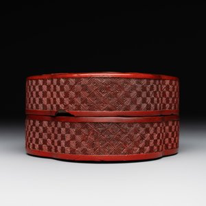A Chinese quadrifoil red cinnabar lacquer box and cover with figural design, 19/20th C. — 照片 5