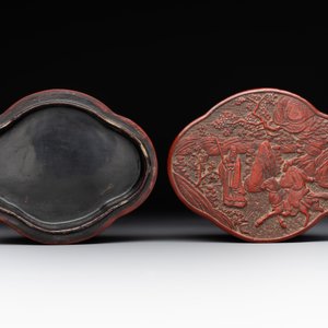 A Chinese quadrifoil red cinnabar lacquer box and cover with figural design, 19/20th C. — 照片 6