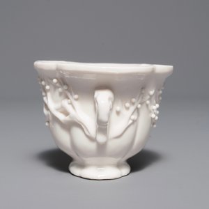 A Chinese quatrefoil blanc de Chine two-handled wine cup, Kangxi — photo 3