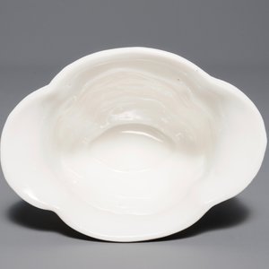 A Chinese quatrefoil blanc de Chine two-handled wine cup, Kangxi — photo 5