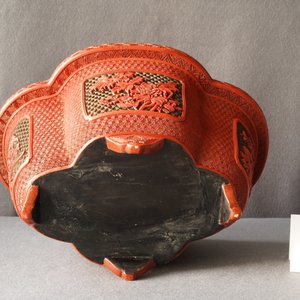 A Chinese quatrefoil jardinière in red and black lacquer, Qianlong — photo 12
