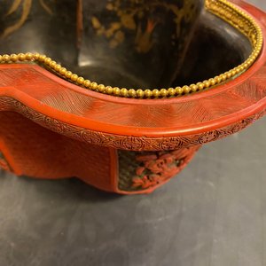 A Chinese quatrefoil jardinière in red and black lacquer, Qianlong — photo 25