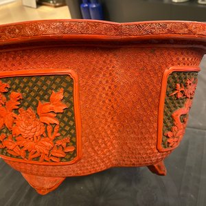 A Chinese quatrefoil jardinière in red and black lacquer, Qianlong — photo 33