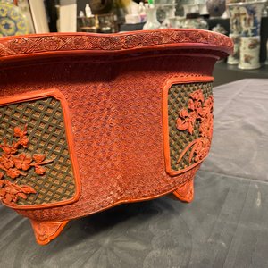 A Chinese quatrefoil jardinière in red and black lacquer, Qianlong — photo 38