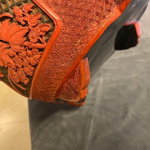 A Chinese quatrefoil jardinière in red and black lacquer, Qianlong — photo 57