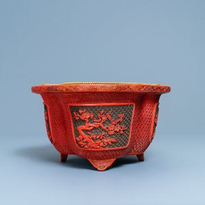 A Chinese quatrefoil jardinière in red and black lacquer, Qianlong — photo 6