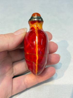 A Chinese 'Realgar Dragon' glass snuff bottle, probably from the imperial Beijing glass workshop, 1720-1840 — photo 2