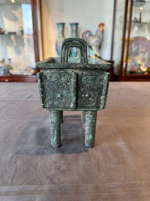 A Chinese rectangular bronze food vessel, 'fang ding 方鼎', Western Zhou — photo 2
