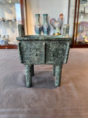 A Chinese rectangular bronze food vessel, 'fang ding 方鼎', Western Zhou — photo 3