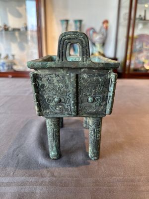 A Chinese rectangular bronze food vessel, 'fang ding 方鼎', Western Zhou — photo 4