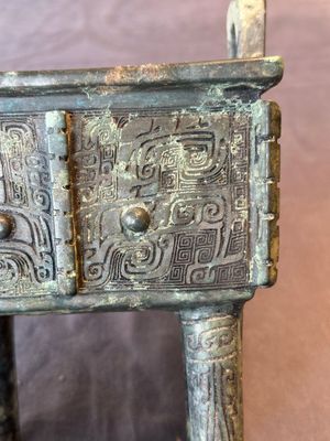 A Chinese rectangular bronze food vessel, 'fang ding 方鼎', Western Zhou — photo 8