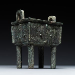A Chinese rectangular bronze food vessel, 'fang ding 方鼎', Western Zhou — photo 1