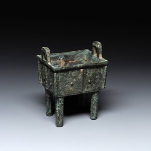 A Chinese rectangular bronze food vessel, 'fang ding 方鼎', Western Zhou — photo 2