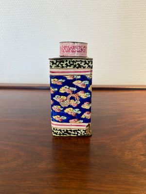 A Chinese rectangular Canton enamel tea caddy and cover, Qianlong — photo 2