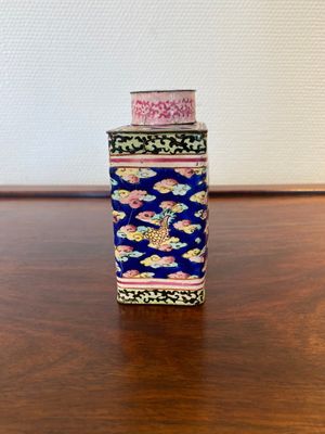 A Chinese rectangular Canton enamel tea caddy and cover, Qianlong — photo 4