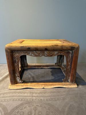 A Chinese rectangular huanghuali wooden stool with 'chilong' design, 17/18th C. — photo 1