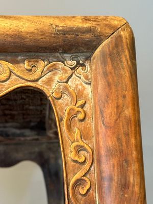 A Chinese rectangular huanghuali wooden stool with 'chilong' design, 17/18th C. — photo 12