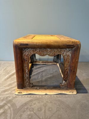 A Chinese rectangular huanghuali wooden stool with 'chilong' design, 17/18th C. — photo 2