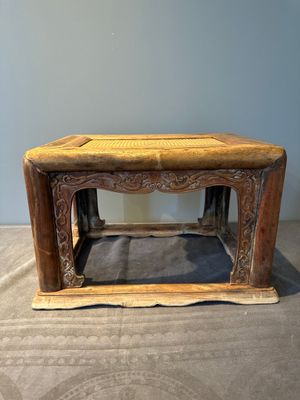 A Chinese rectangular huanghuali wooden stool with 'chilong' design, 17/18th C. — photo 3